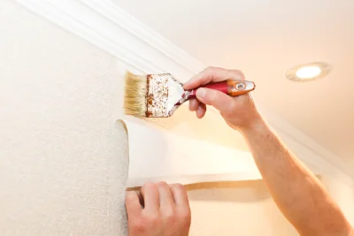 Pose de papier peint au Tablier — revêtements muraux et toiles de verre